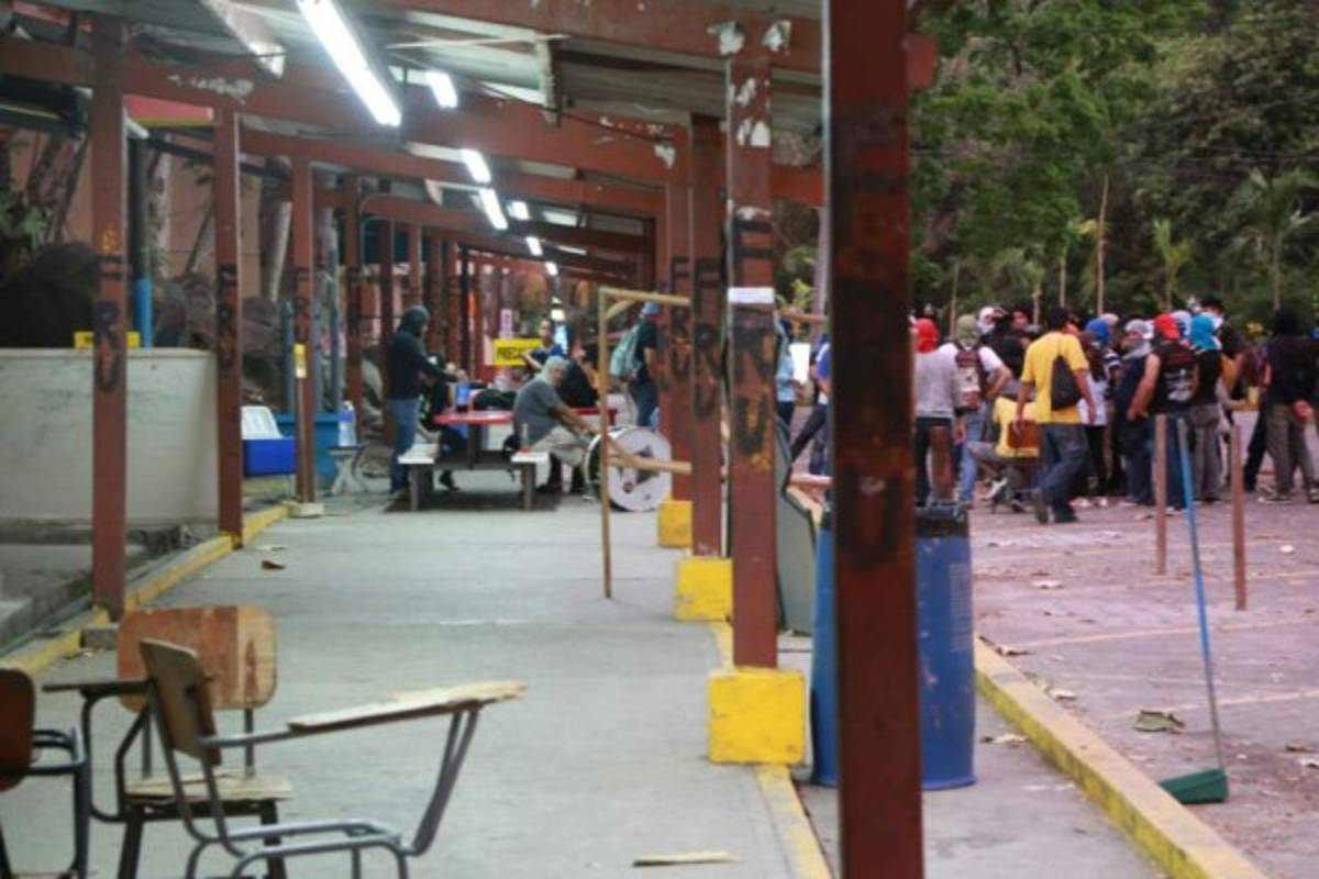 Estudiantes de UNAH-VS desalojan instalaciones de forma pacífica