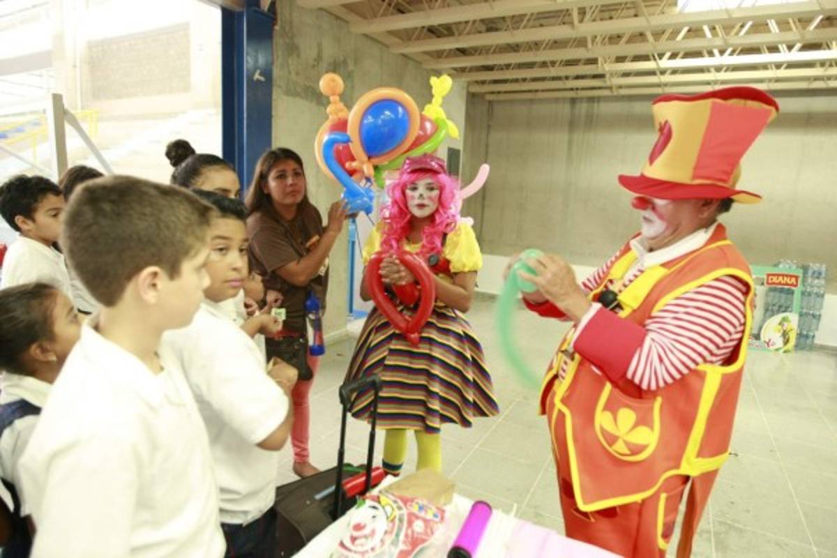 El payaso Miguelin de Honduras regaló varios globos con figuras a los niños