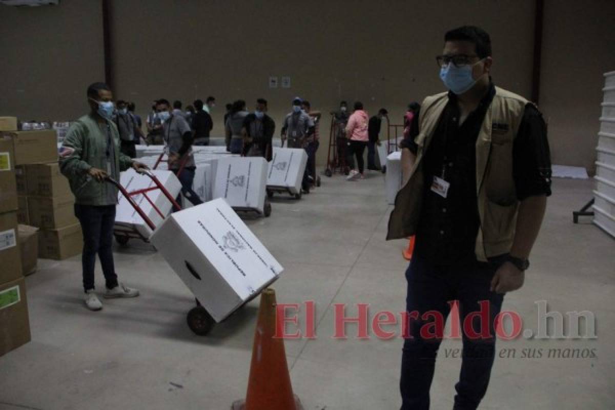 Así avanza el proceso de preparación de maletas electorales en el Centro Logístico Electoral (Fotos)