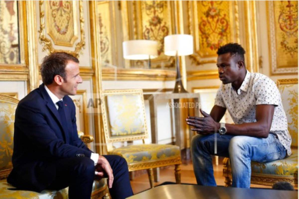 Francia: Emmanuel Macron llama héroe a migrante que salvó a niño
