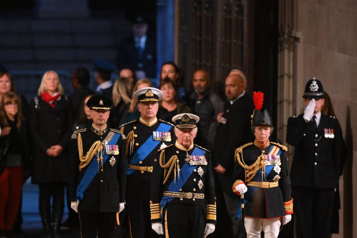 El príncipe Andrés tuvo un permiso para portar el uniforme durante el funeral.