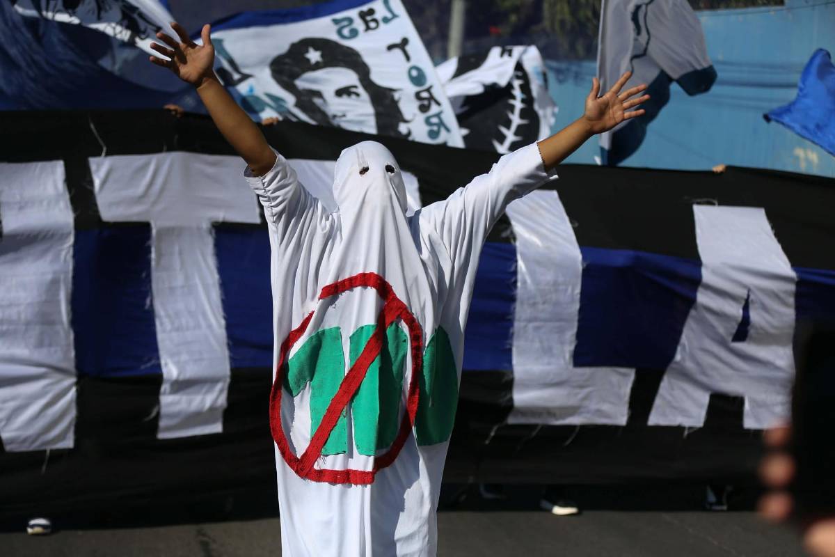 Polémico recibimiento a exjugador de Motagua, bellas chicas y show de la Revo ante Marathón