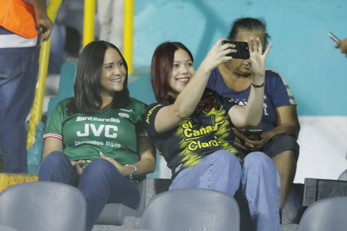 Exfutbolistas hondureños y bellas chicas sorprenden en la previa del clásico sampedrano