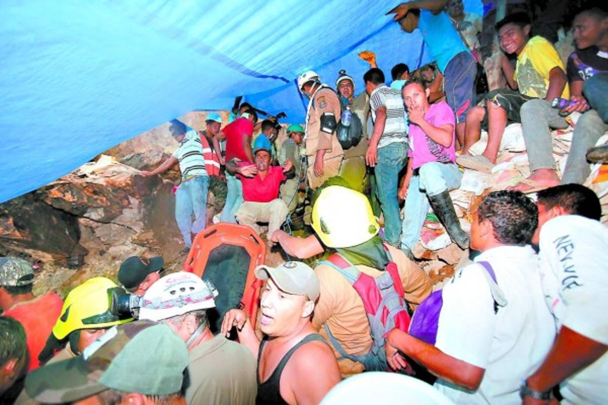 Continúa hundimiento de tierra en medio de labores de búsqueda
