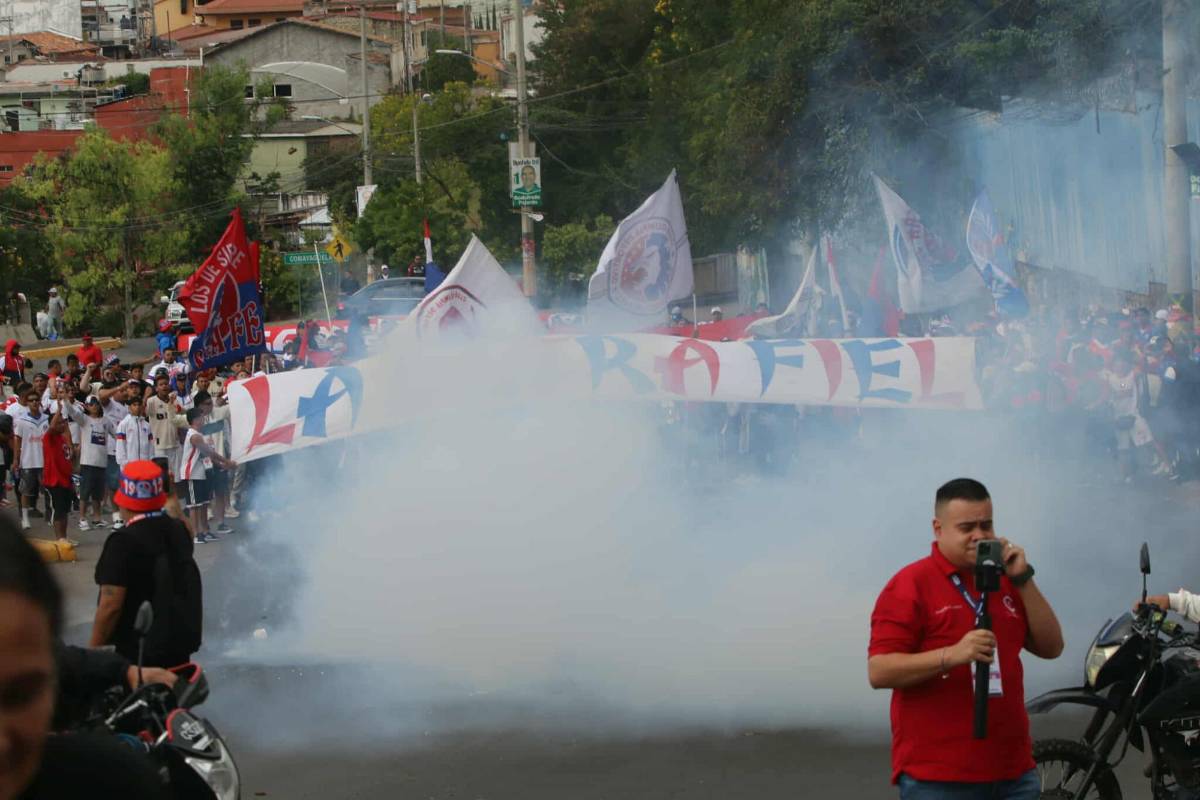 Polémica en Olimpia vs Marathón, jugadores fueron encarados por barras y lindas chicas