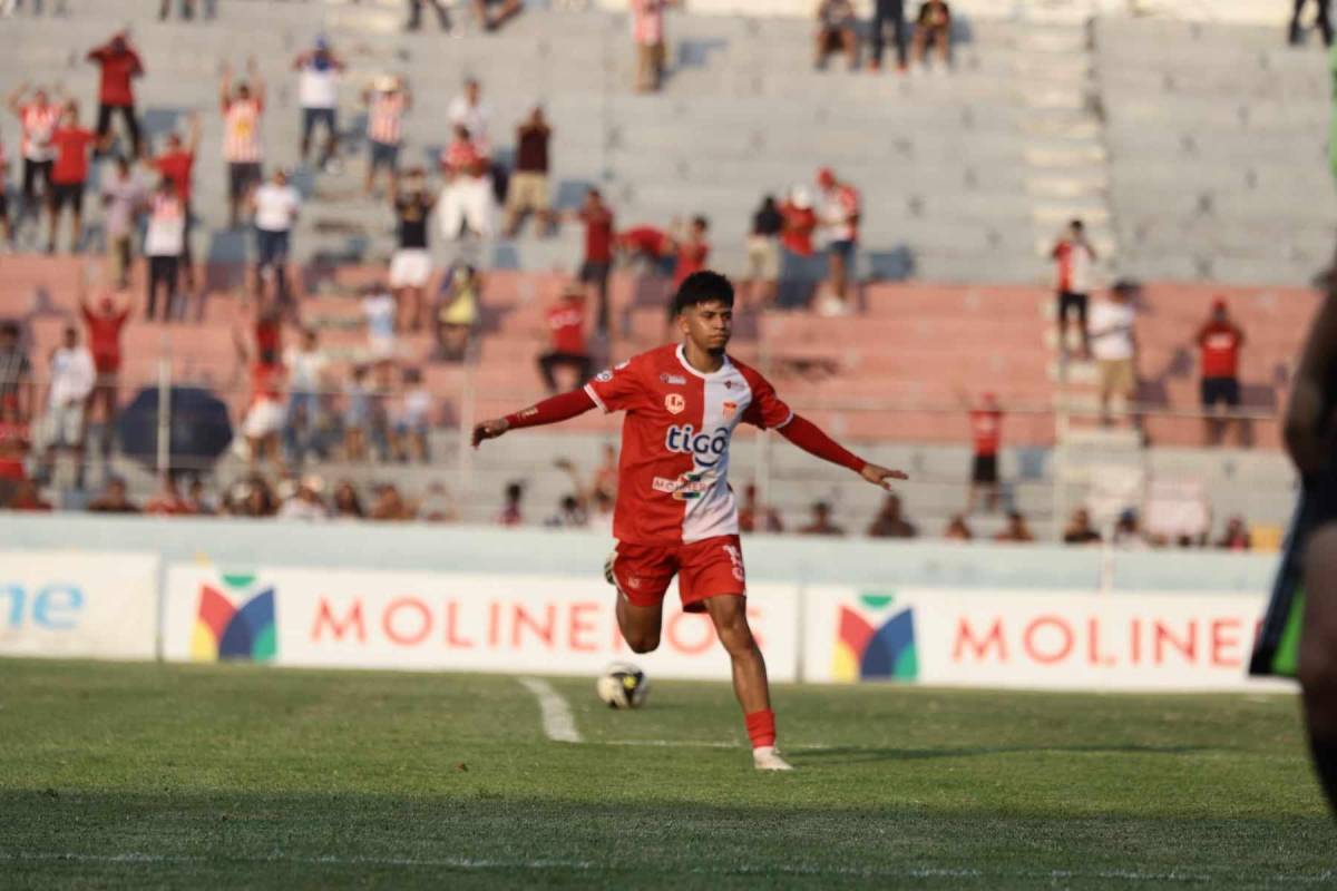 Clever Portillo anotó el gol del triunfo para el Vida ante Lobos UPFNM en el estadio Ceibeño.