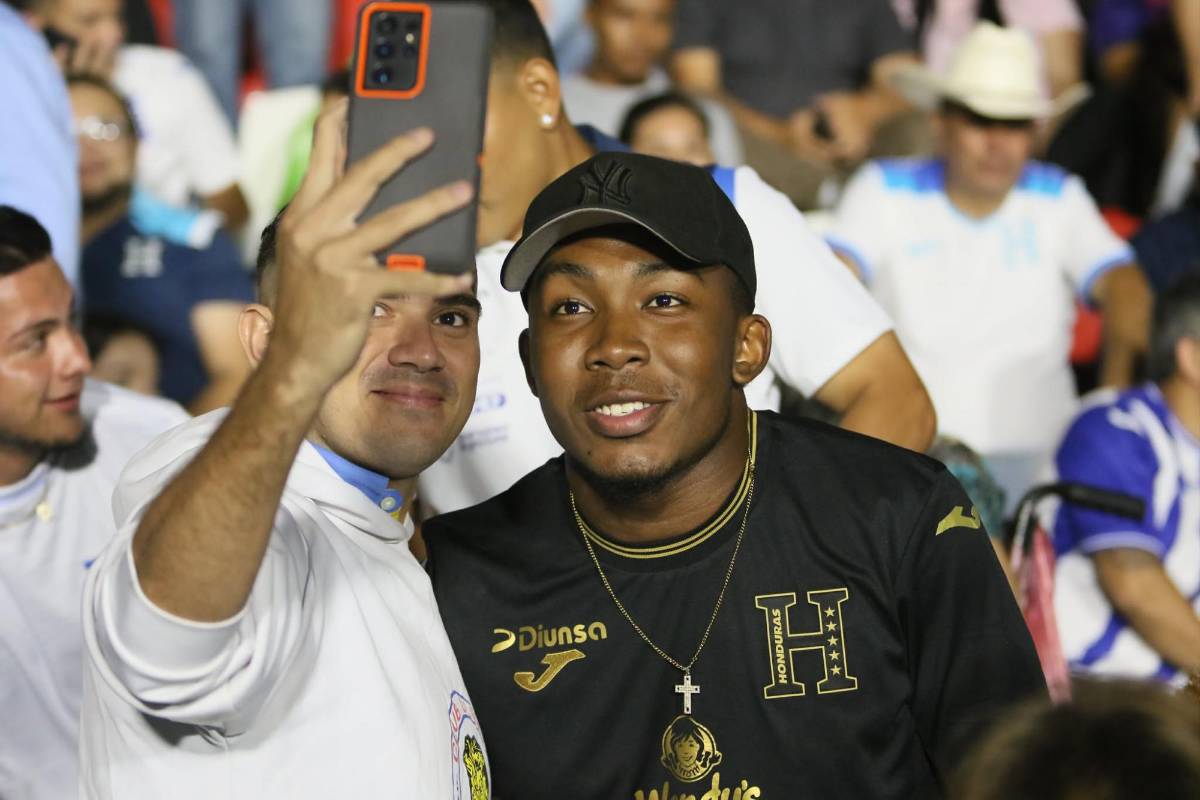 Beso de Milagro Flores a Supremo y furor de la afición: Tiktokers llegan al Honduras-Nicaragua