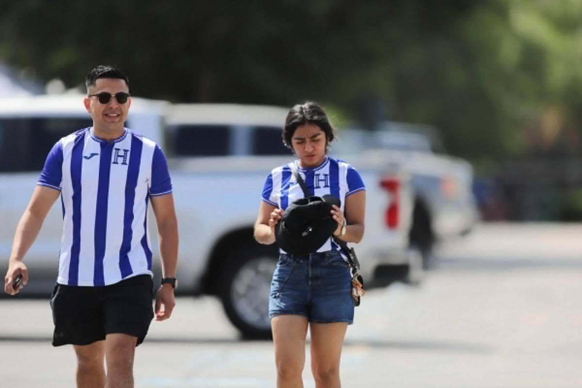 ¿Quién es la chica de lentes? Afición de Houston cree en Honduras para juego ante El Salvador ¿Quién es la chica de lentes? Afición de Houston cree en Honduras para juego ante El Salvador