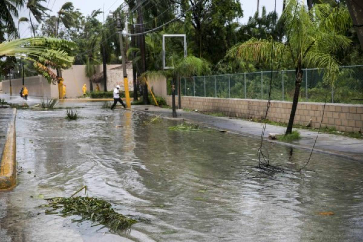 Aturdido, Puerto Rico busca reconstruirse tras huracán María  