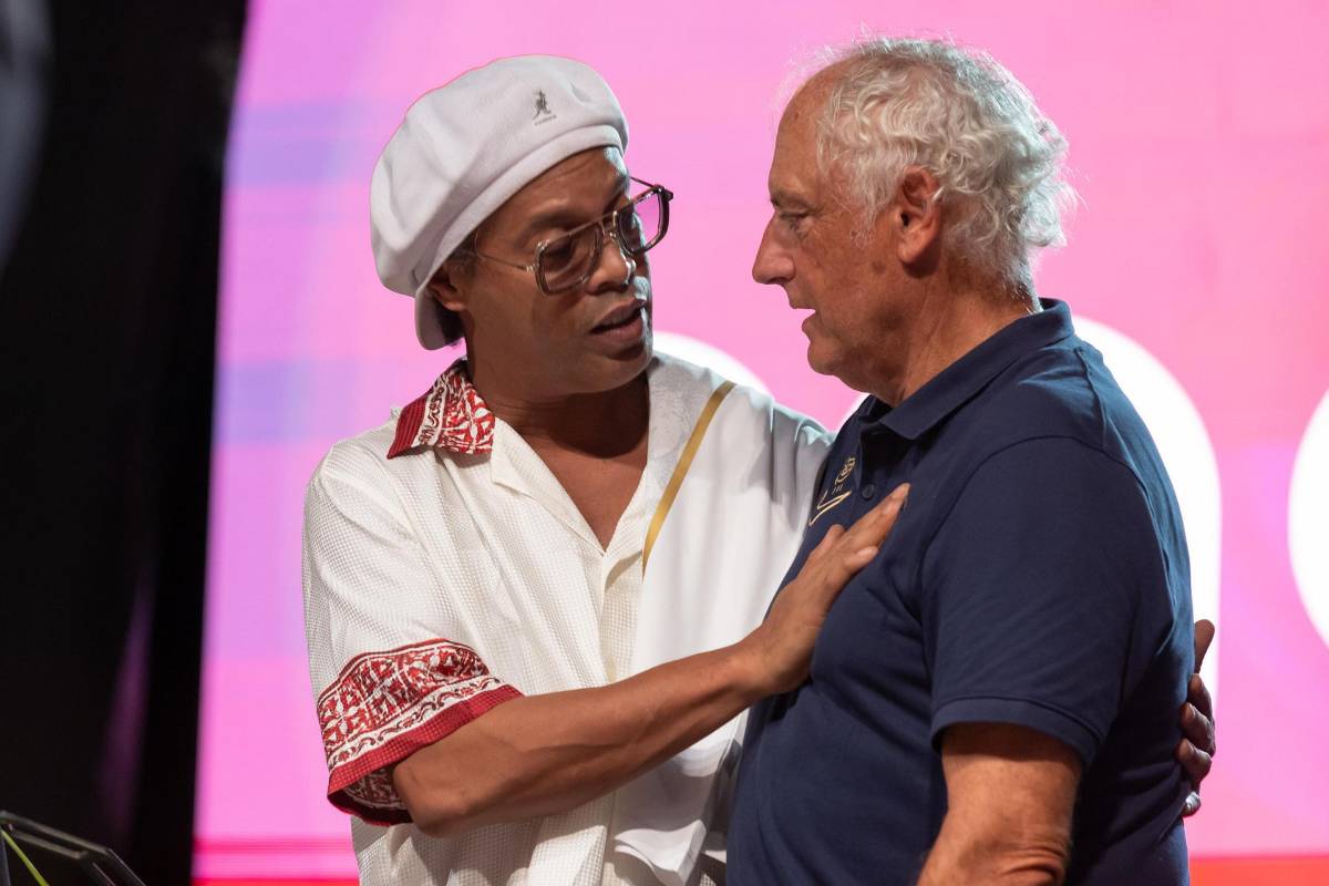 Ronaldinho regresa del retiro a sus 46 años, ya fue presentado y el salario que tendrá