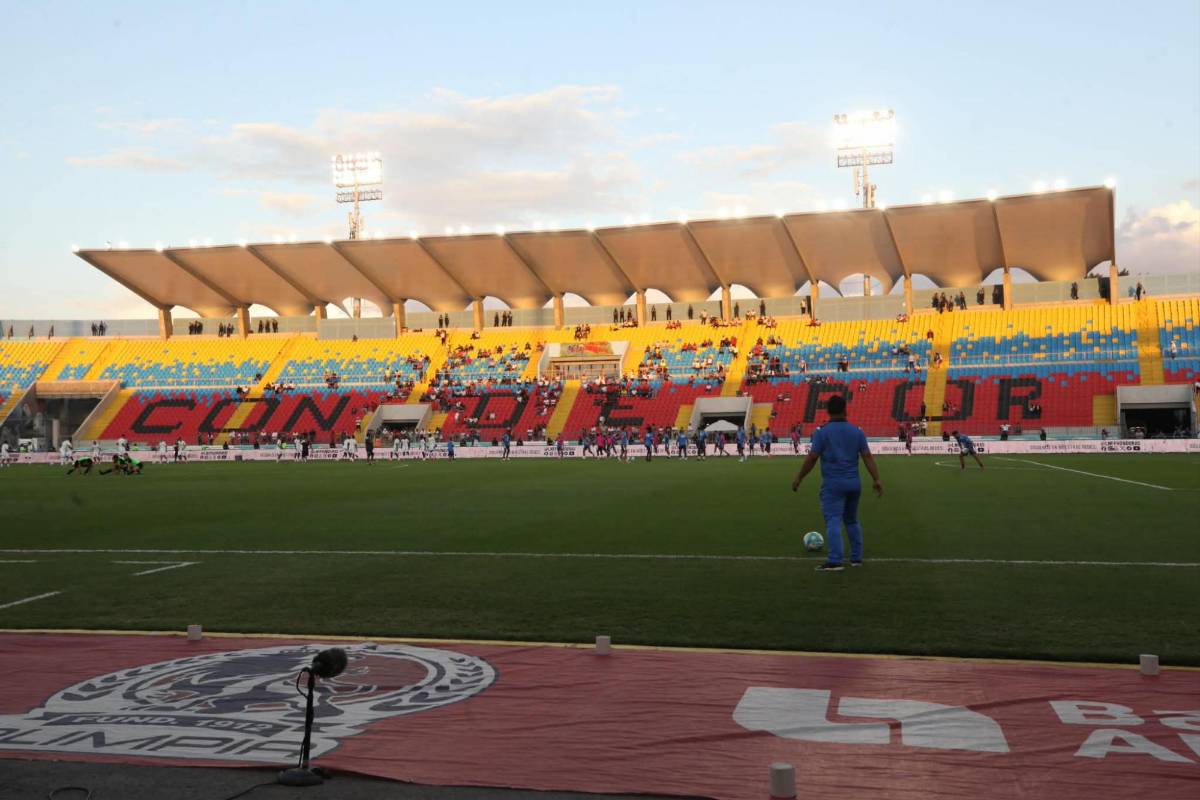 Menjívar enciende a la Revo, polémica bronca del Olimpia con el árbitro y De Olivera salvó a Motagua