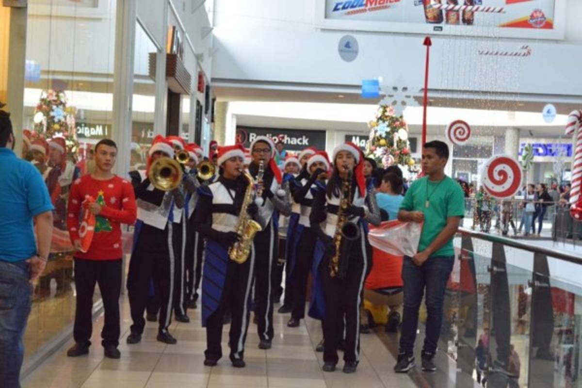Espectacular desfile navideño en Metromall