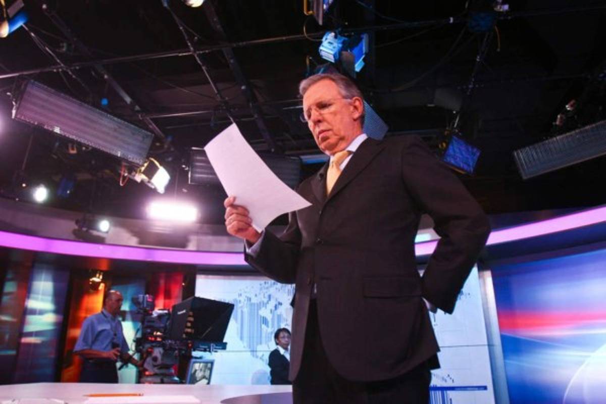 El periodista Joaquín López Dóriga sale de Televisa