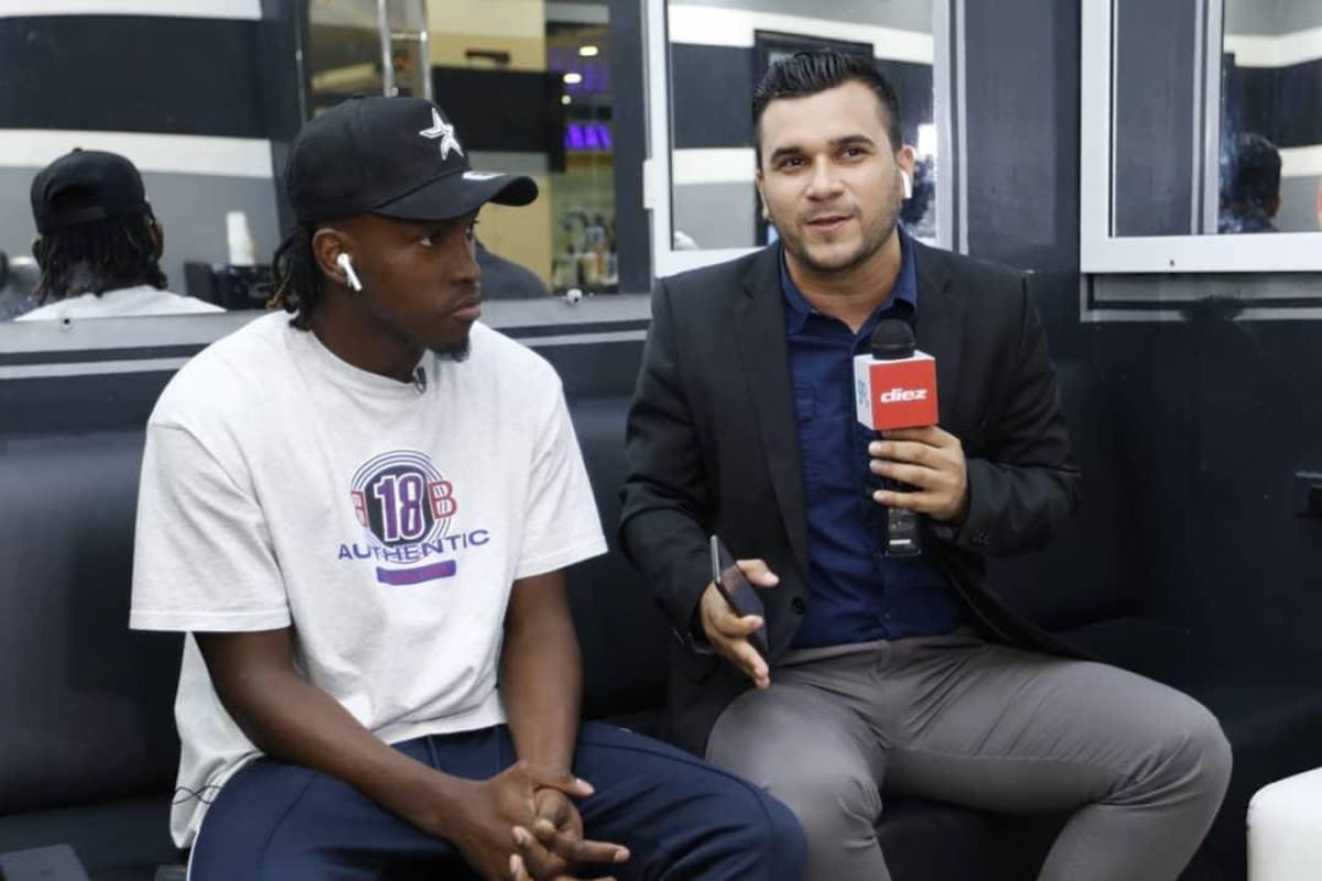 La ‘Panterira’ Alberth Elis siendo entrevistado por Fredy Nuila.