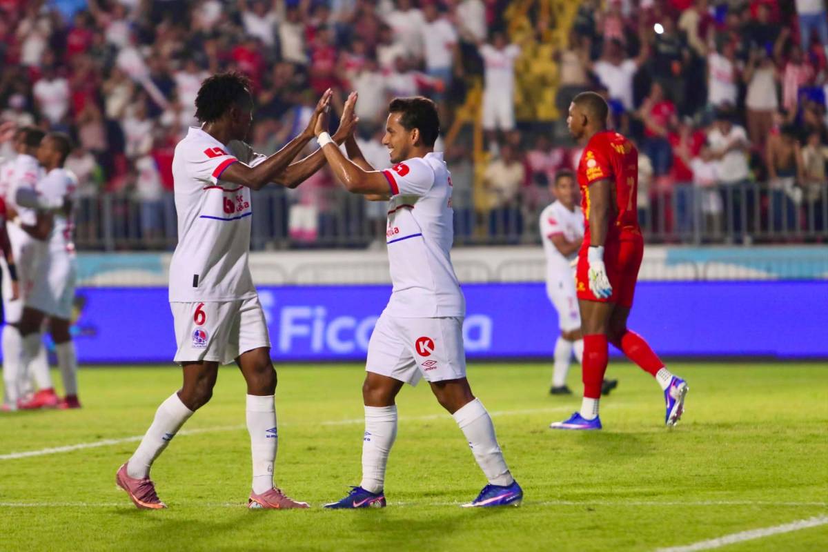 Presentadoras deslumbran, Olimpia se vengó de Real España y la burla de Jerry Bengtson