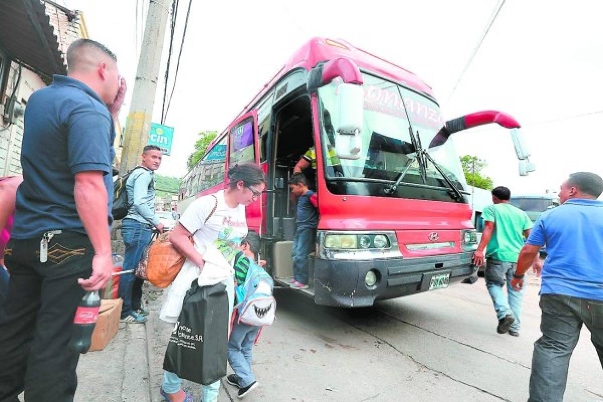 Vacacionistas inician retorno a sus hogares tras feriado morazánico