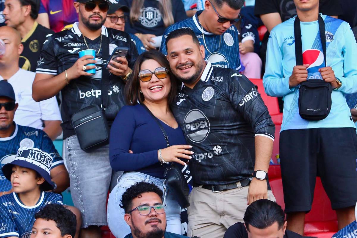 No se vio: Presentadores son captados con camisa de equipo y aficionada es llevada de emergencia