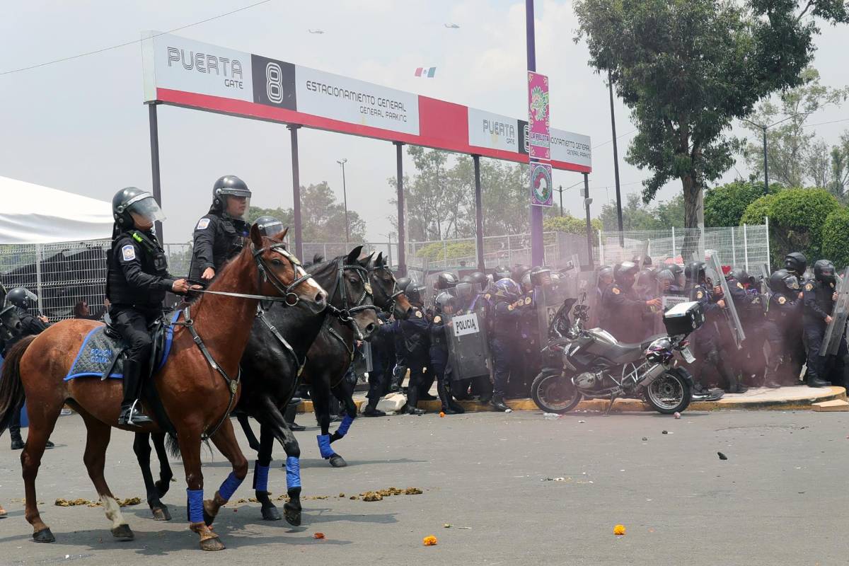 La jornada inaugural del Mundial en México deja 19 detenidos y 11 policías heridos