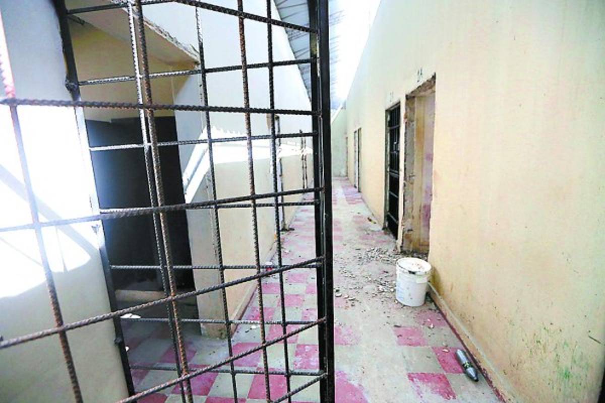 Autoridades dicen que mantienen control en centros de internamiento