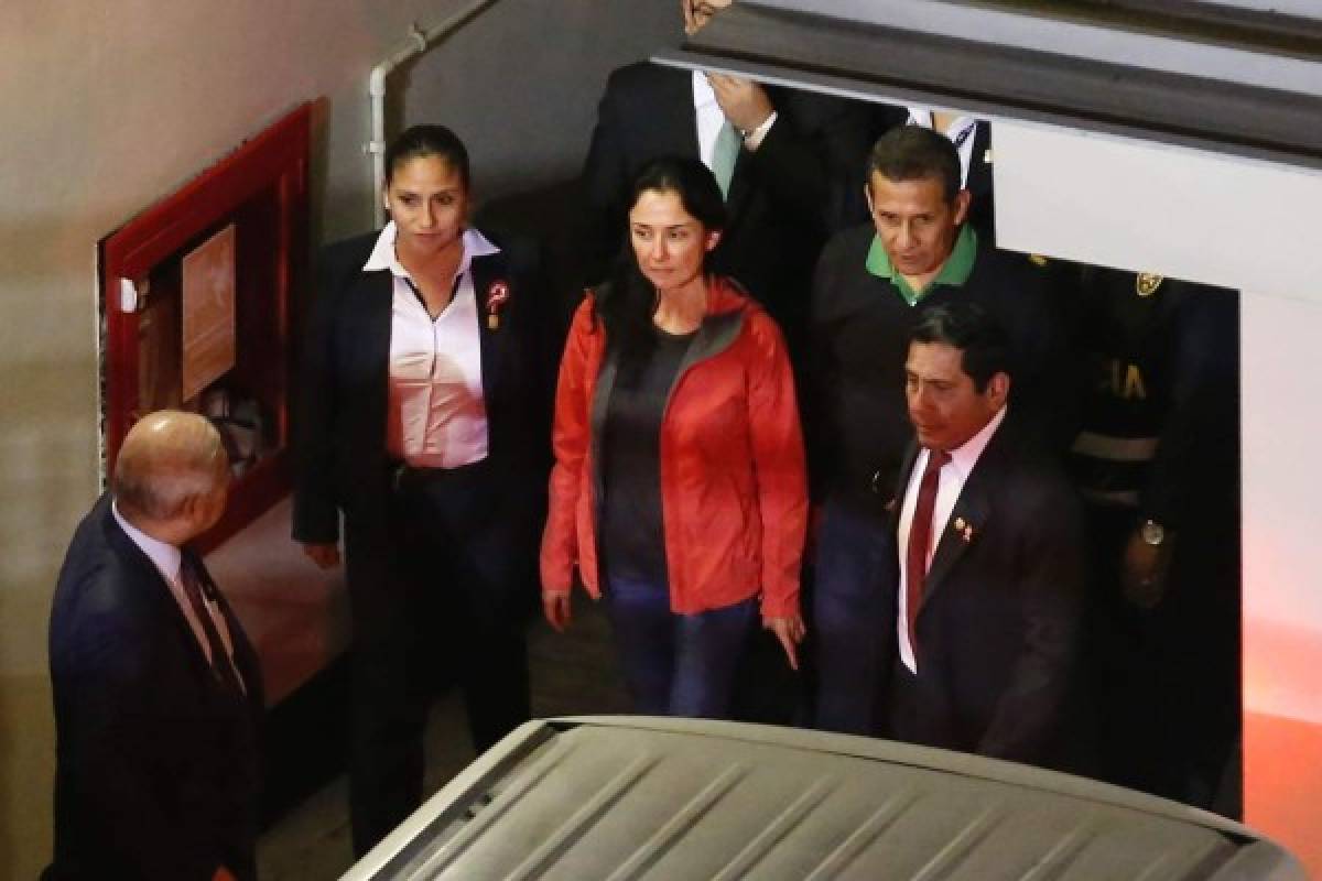 Humala y su esposa pasan primera noche en prisión en Perú