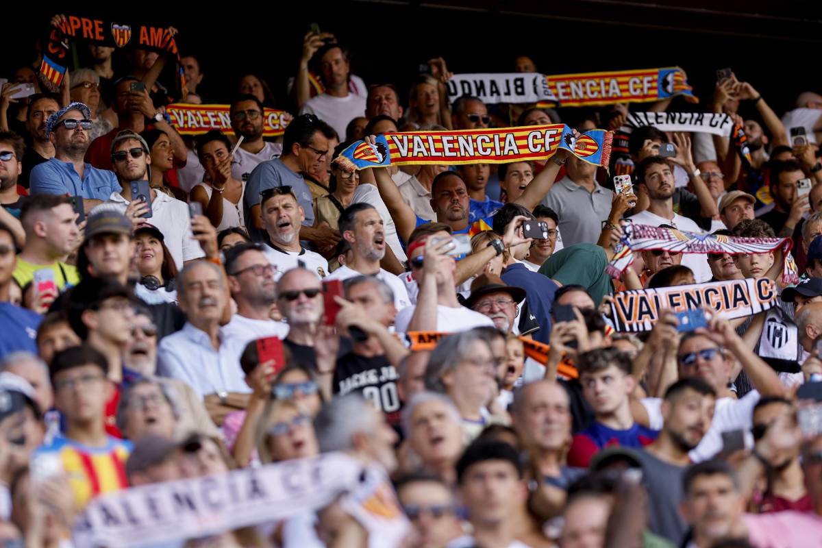 Duro revés de aficionados al Valencia tras goleada por Barcelona; salieron escoltados