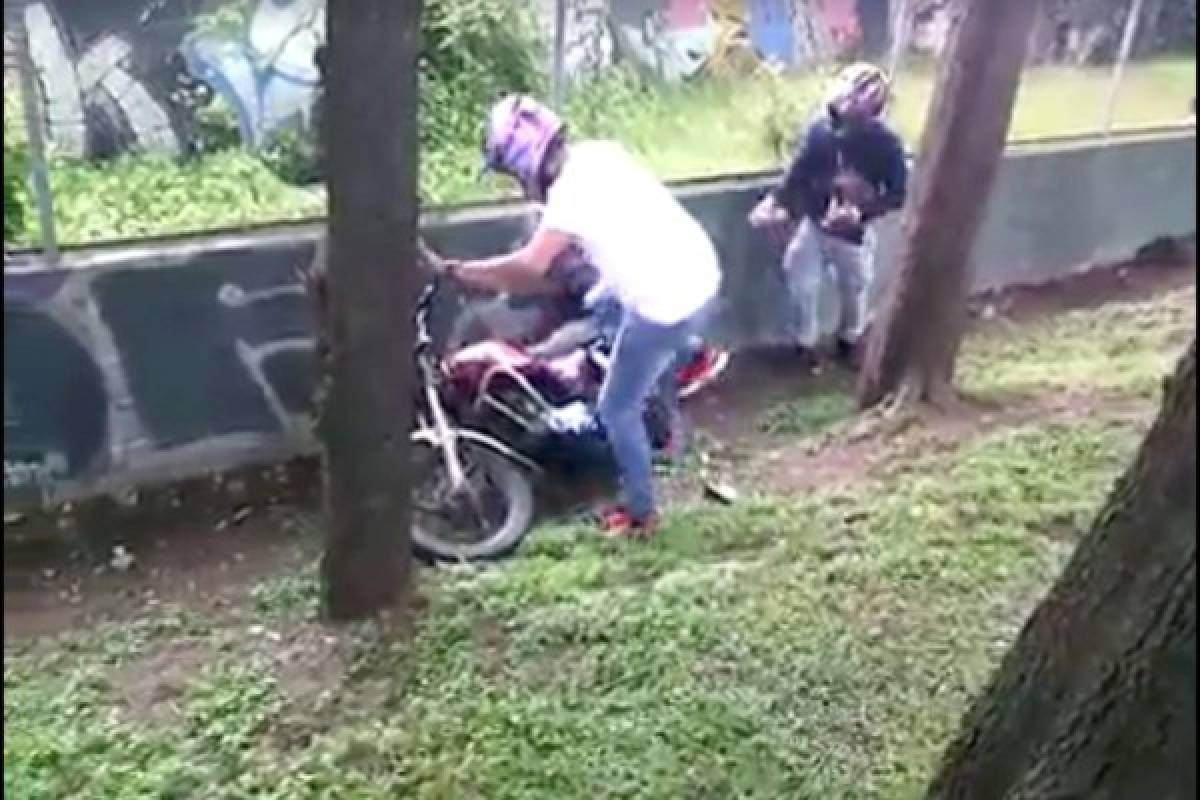 Guatemaltecos le prenden fuego a la motocicleta de un supuesto ladrón