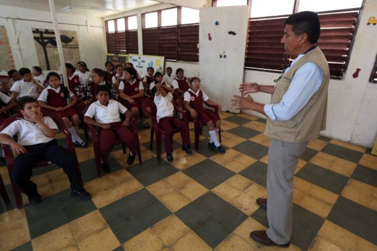 Llevan conocimiento sobre clubes ecológicos a la Escuela República de Canadá