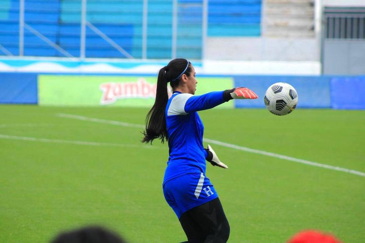 Madelinne Nieto: Pasó de ser delantera a portera de la ‘H’ y ahora juega en Ecuador