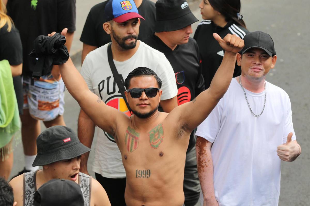 ¡Fiesta total! Así llegaron las barras de Olimpia y Marathón al estadio Nacional