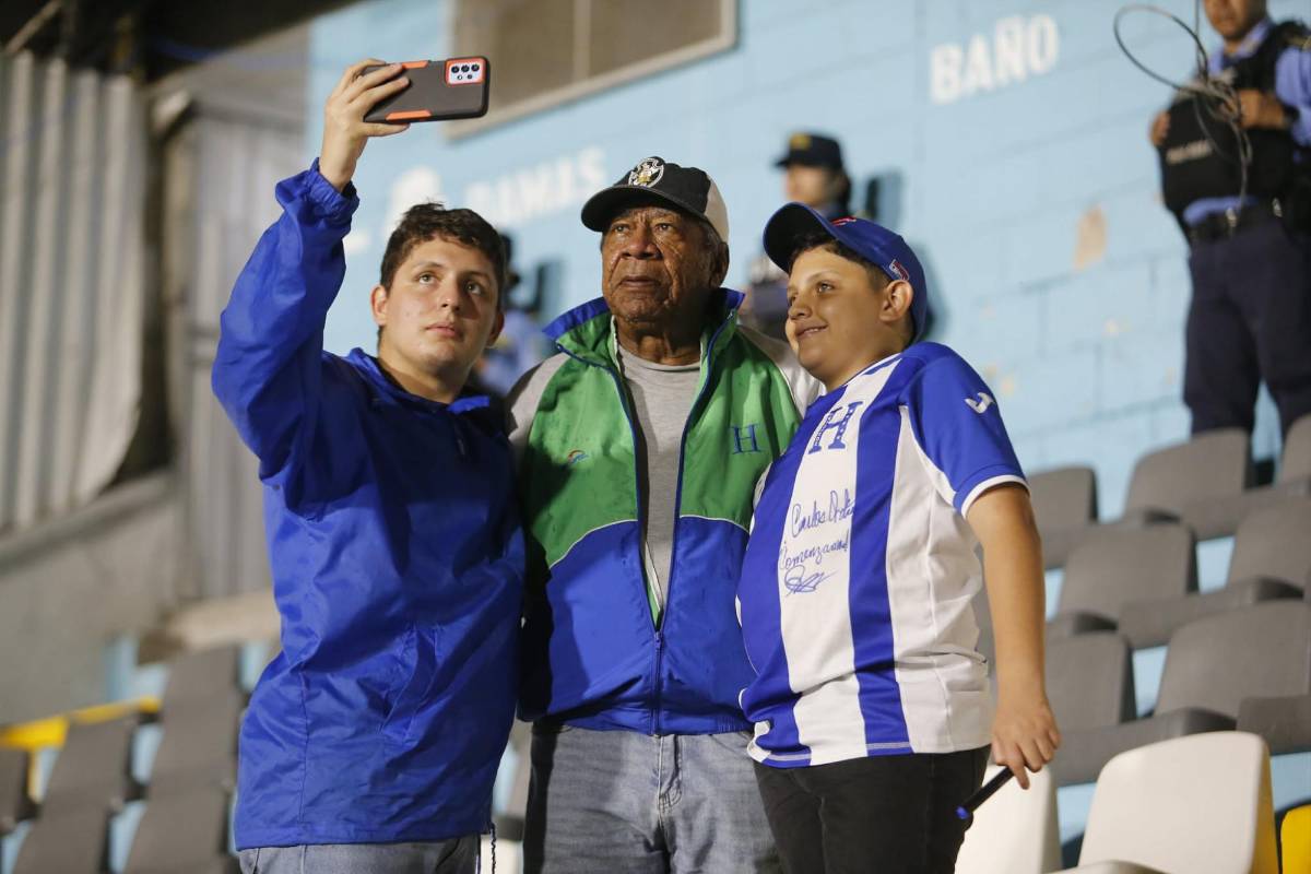 Periodista sorprende y beso a la copa: Ambiente previo al partido entre Honduras y Nicaragua