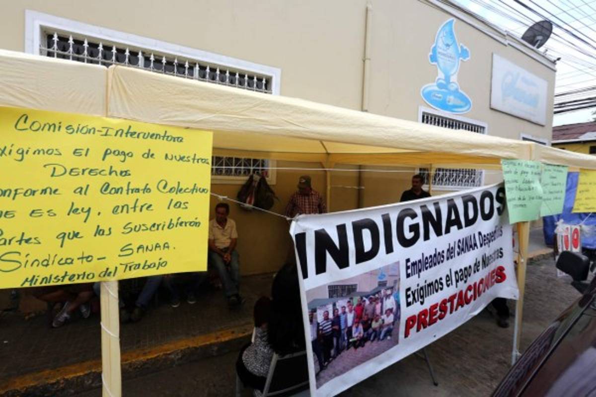 Despedidos en la SANAA vuelven a las carpas de lucha