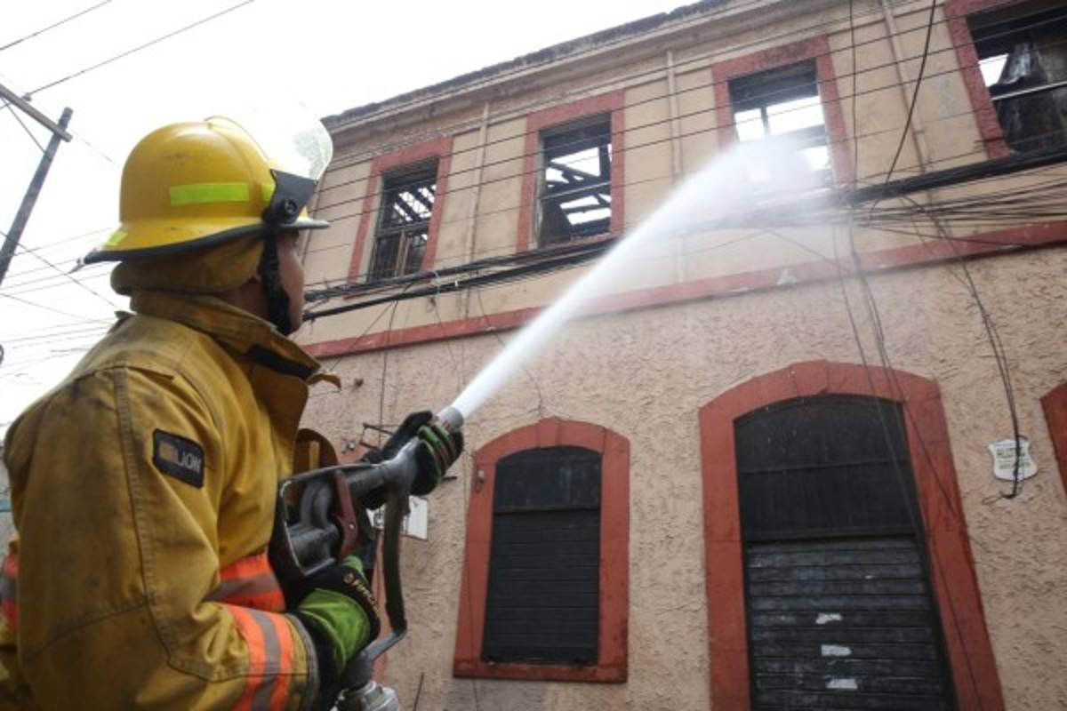 En investigación causas del voraz incendio en el centro capitalino