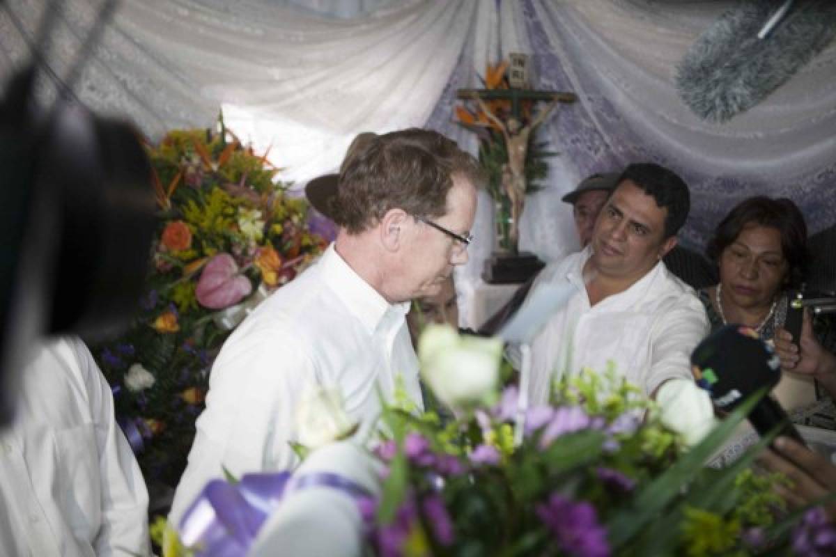El embajador James Nealon se presentó a la vela de la líder activista (Foto: Alex Pérez).