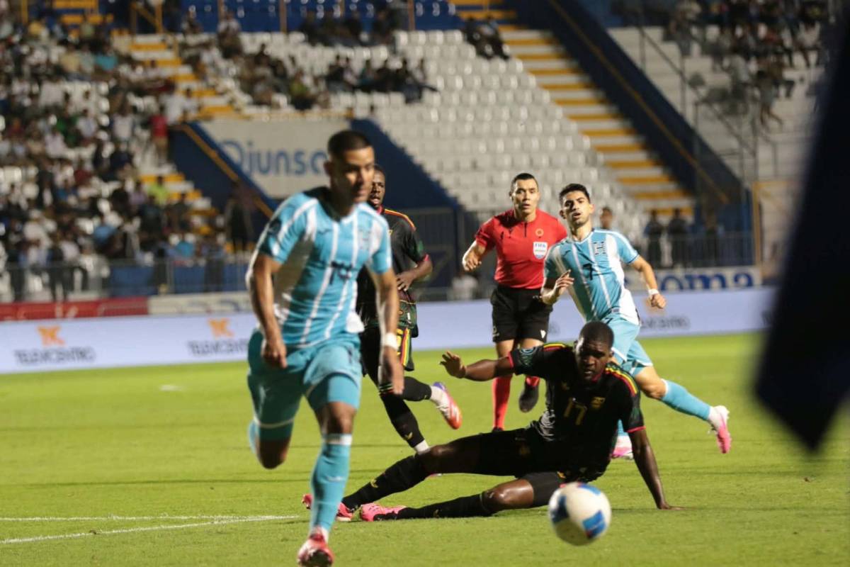 Linda esposa de futbolista captada, héroe de Honduras y charla secreta ante Jamaica en Concacaf