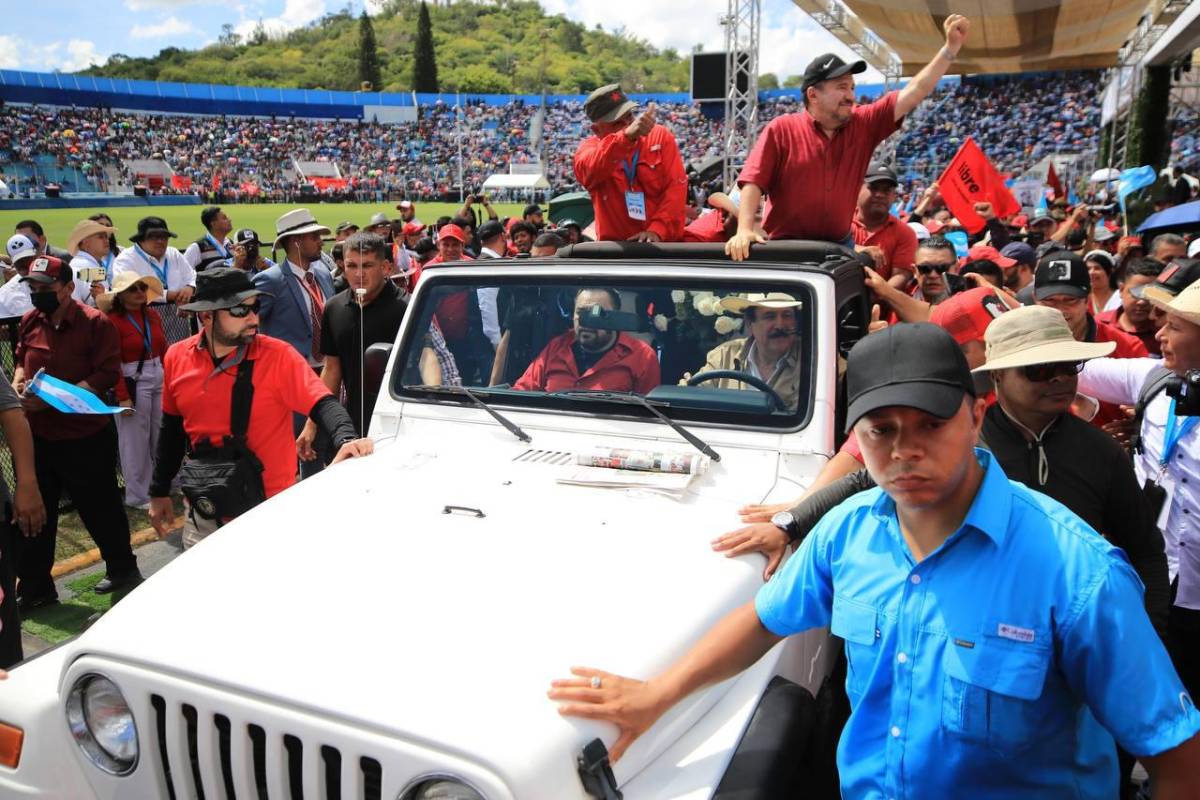 Los simpatizantes de Libertad y Refundación iban atrás de un vehículo que conducía el expresidente Manuel Zelaya Rosales.