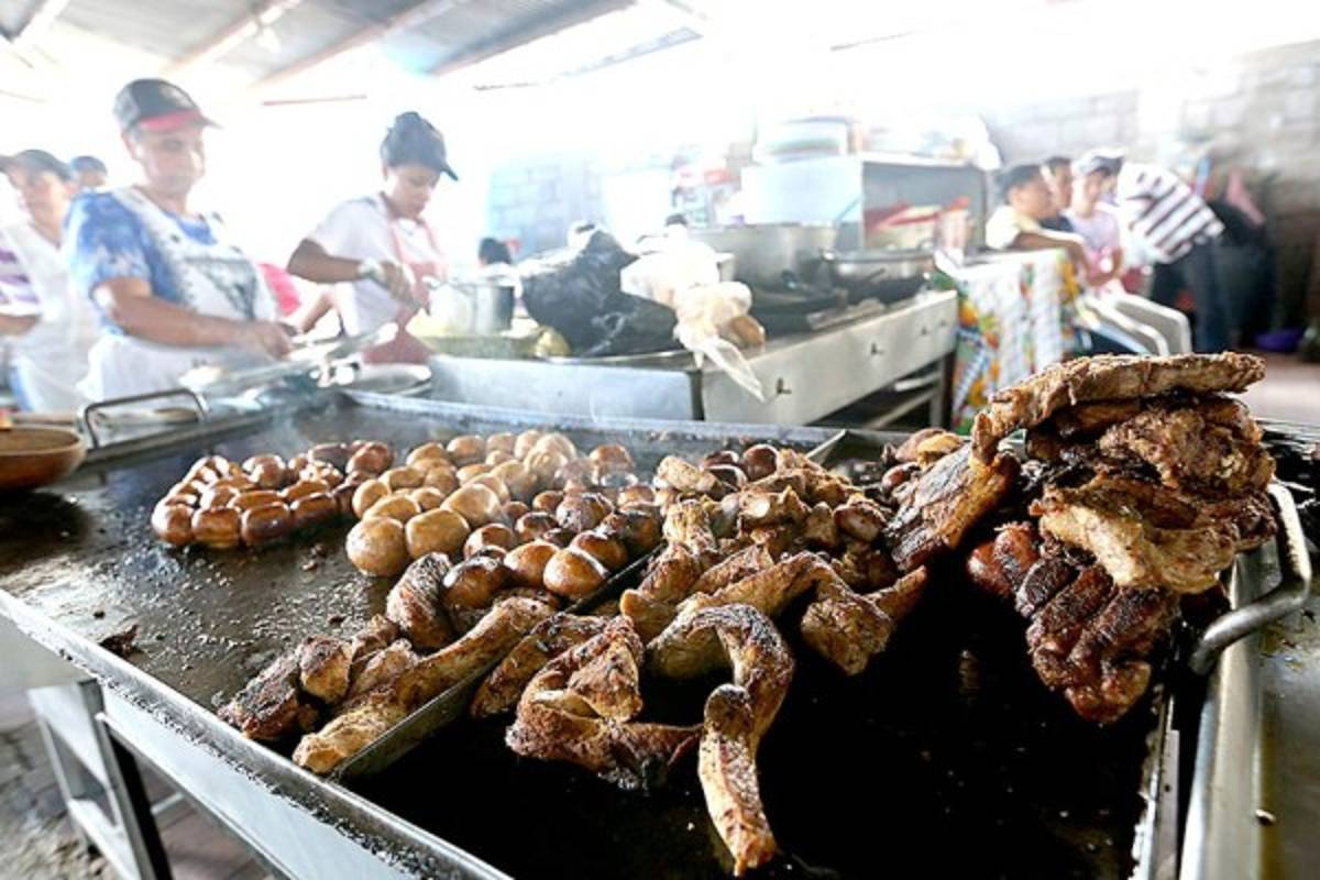 Un recorrido por la Feria del Agricultor y el Artesano