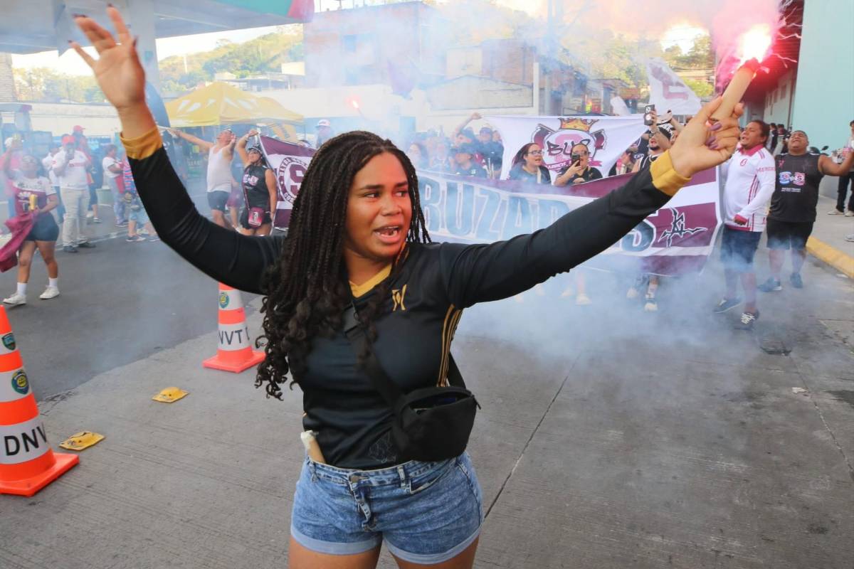 Aficionados del Saprissa sorprenden en su llegada para partido ante Olimpia