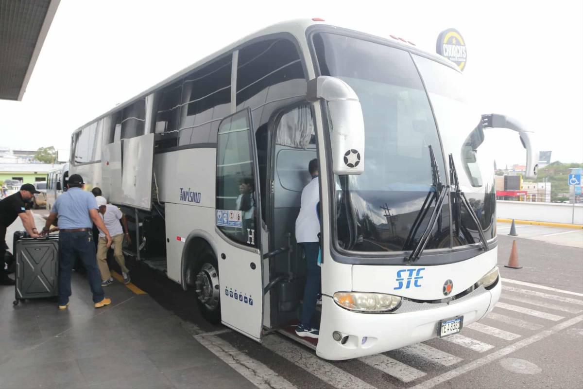 Con cara de pocos amigos llegaron seleccionados de Honduras a Tegucigalpa