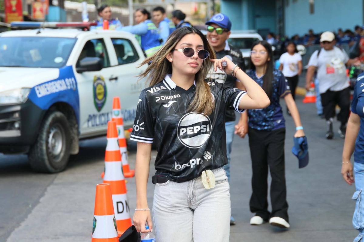 Bella policía sorprende, periodista es captada besándose y las lindas chicas en el Nacional