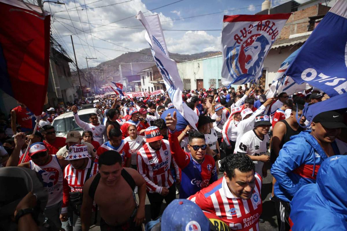 Con show de luces y al ritmo de la percusión: Así llegó la barra del Olimpia al estadio Nacional