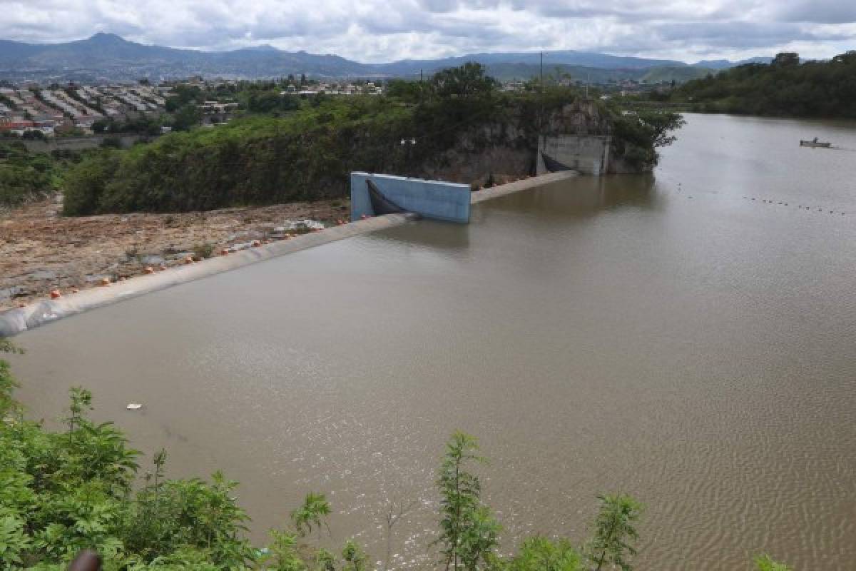 Bajo vigilancia 10 sectores por rebose de la represa Los Laureles