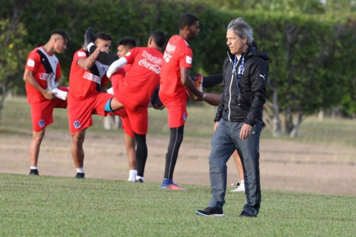Carlos Restrepo aún no encuentra su 11 con Olimpia