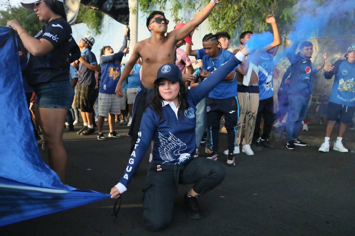 Las bellas chicas que engalanaron en el clásico entre Motagua y Marathón