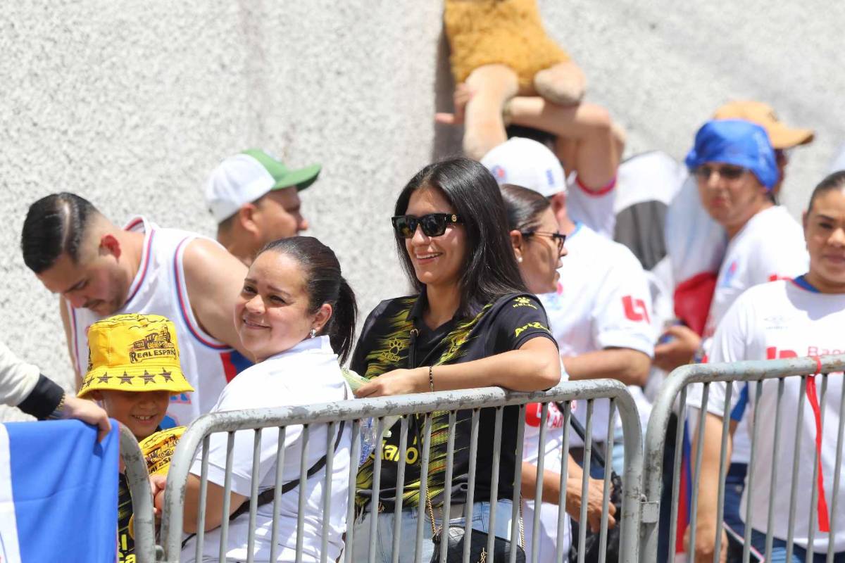 Recibimiento hostil, jugadores llegan de civil y fiesta olimpista previo a final ante Real España
