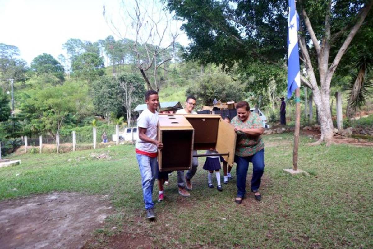 EL HERALDO y CEPUDO donan mobiliario en centros educativos