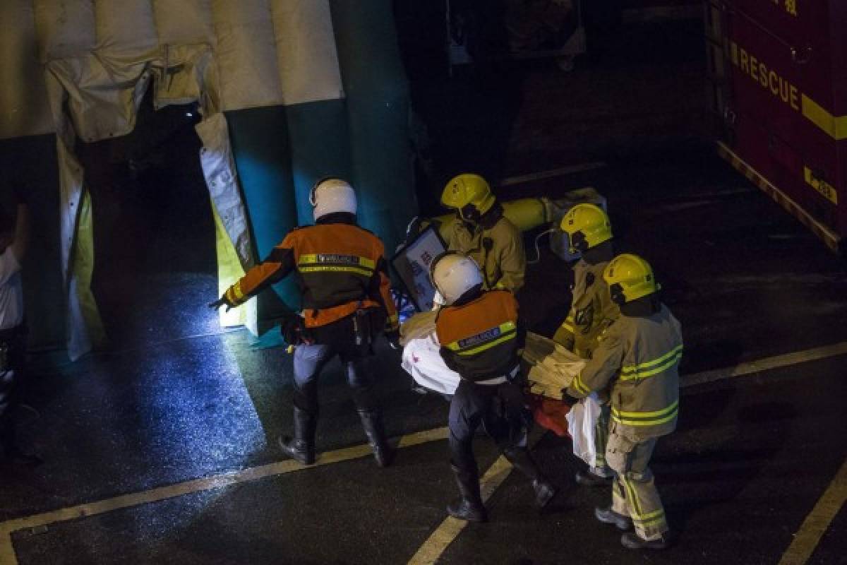 Al menos 18 muertos y 50 heridos al volcar un autobús de dos pisos en Hong Kong   