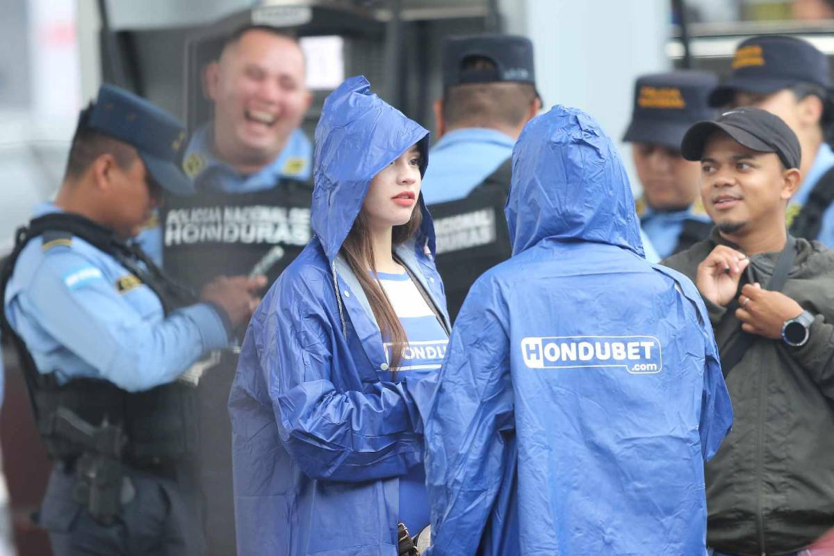El Nacional se llena de bellas chicas para partido de Honduras ante Antigua y Barbuda