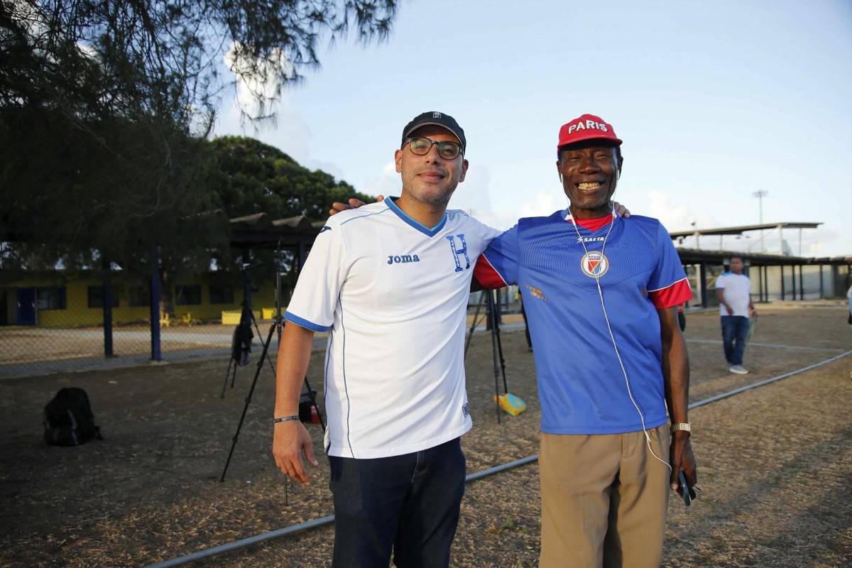 Bellas hondureñas en Curazao, políticos sorprenden en partido eliminatoria ante Haití