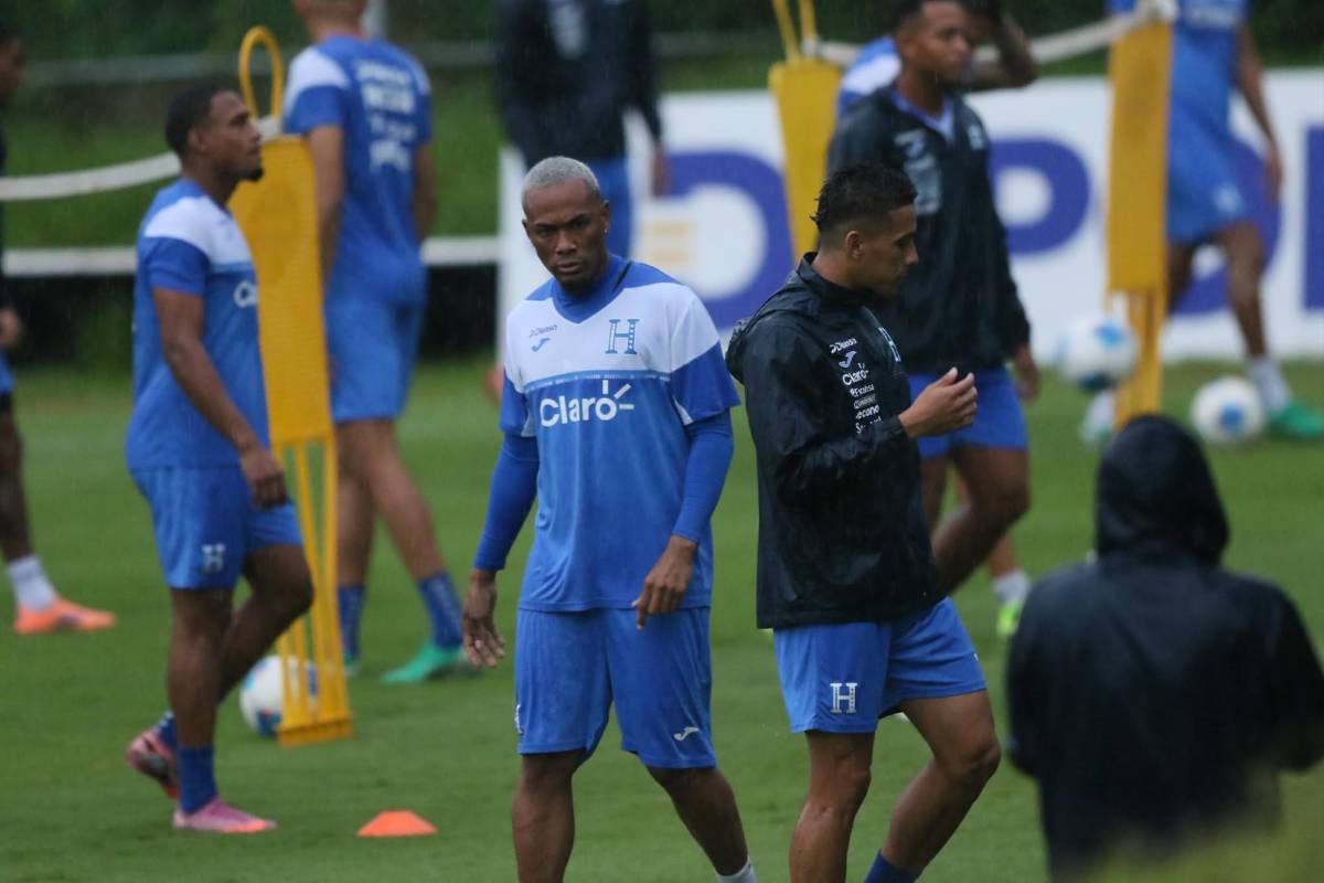 Honduras entrena bajo la lluvia y con mucha seriedad previo a partido ante Haití