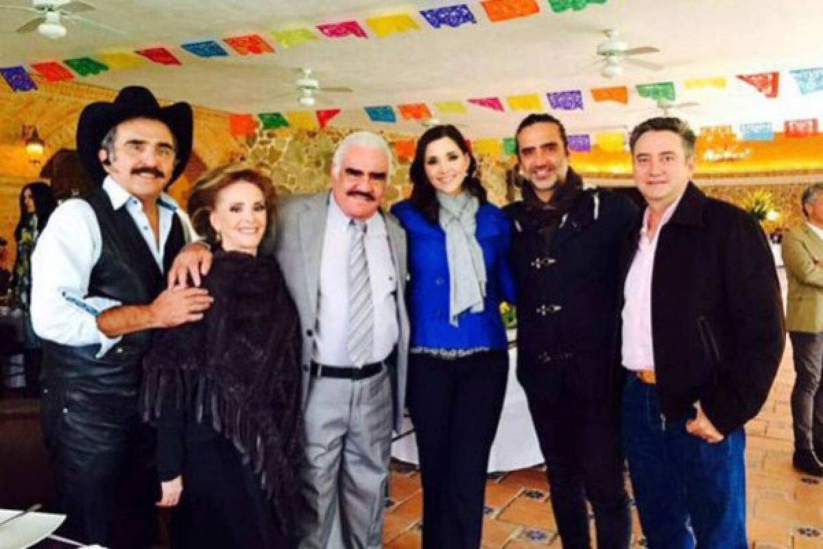 Vicente Fernández celebra su cumpleaños rodeado de amigos y familia